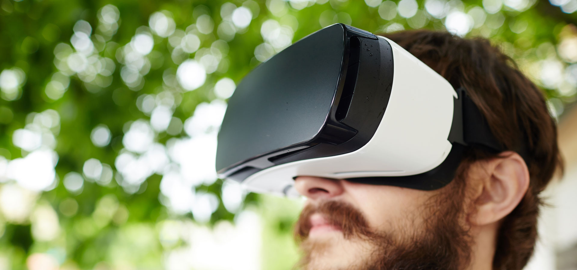 Изображение Apple Vision Pro 2025 с чипом M5 - мощный VR-шлем Фотографии Apple Vision Pro 2025 с чипом M5 - мощный VR-шлем